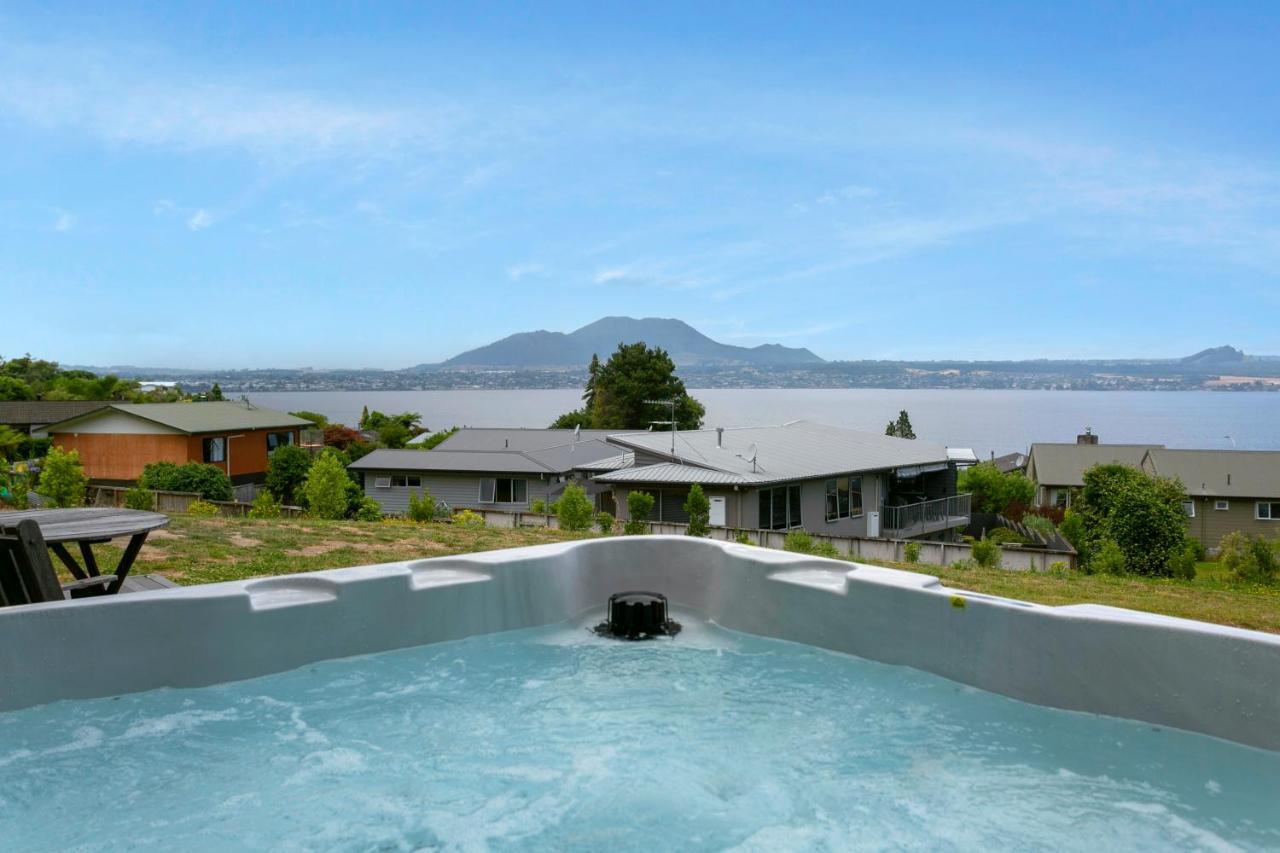 Acacia Bay Bach - Views, Spa & Serenity - Taupo Kültér fotó