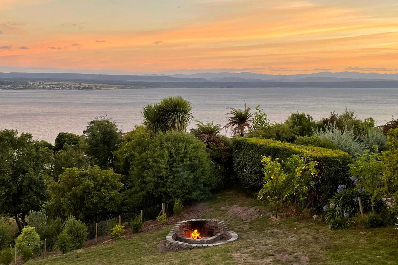 Acacia Bay Bach - Views, Spa & Serenity - Taupo Kültér fotó